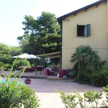 לינה וארוחת בוקר Strada Della Marina 4*